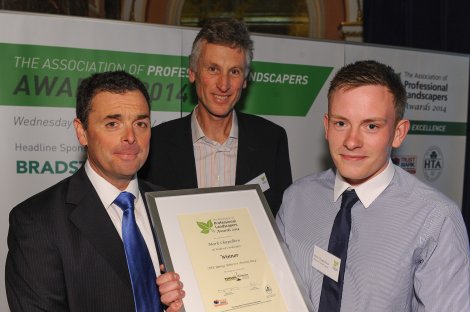 Mark Chapelhow received his 2014 APL Young Achiever Award with Phil Newport of Wildroof Landscape (centre) from Andy Spetch of the Award sponsors, British Sugar Topsoil (left).